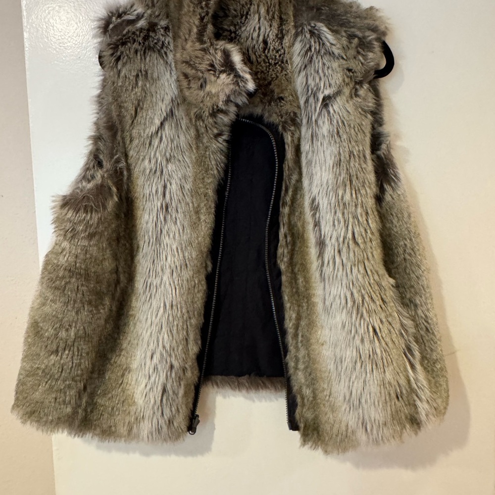 Weatherproof Black Vest with Faux Fur Reversable - Picture 6 of 6